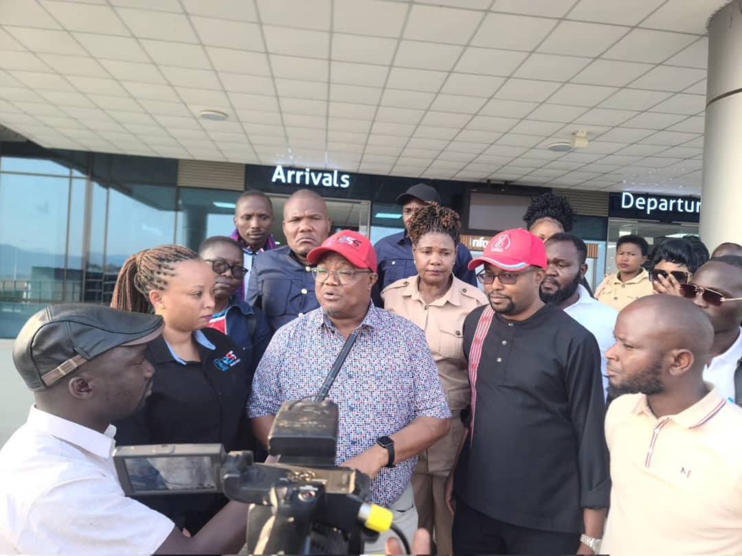 JohnNgutiCDM's tweet photo. 🚨🚨BREAKING NEWS 🚨🚨
M/Mwenyekiti wa Chadema Mhe. Tundu Lissu na Katibu Mkuu Mhe. John Mnyika wamekamatwa muda huu wakiwa kwenye ofisi za Chama kanda ya Nyasa, Mbeya...!
#Repst
#PazeniSauti https://t.co/Frn9uGCr6q