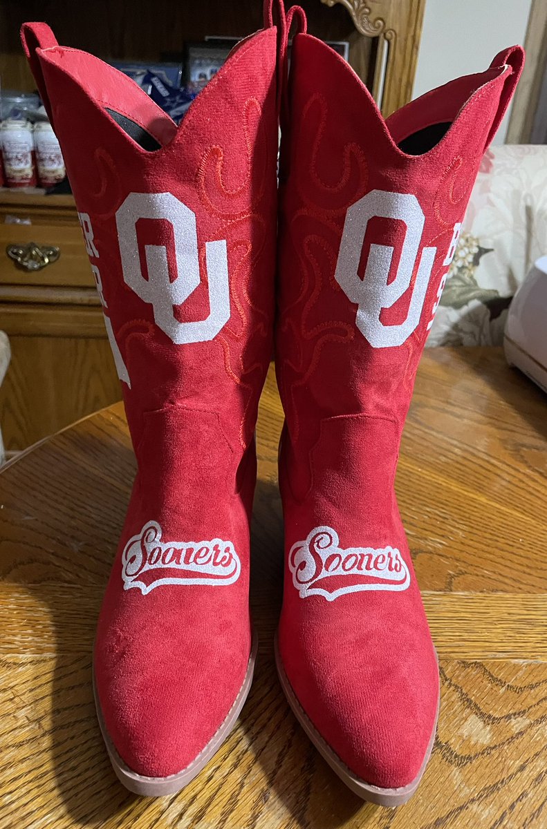 senoroukc's tweet image. Got back from AR &amp;amp; pulled an all-nighter to finish up Señora’s custom red OU 👢‼️

It’s been a whirlwind, but seeing it all come together for her, makes it worth it except I missed church this morning!

#Boots #CustomWork #NoSleep #Boomer #OUDNA #kcsooners #OUCKC #ThereIsOnlyOne