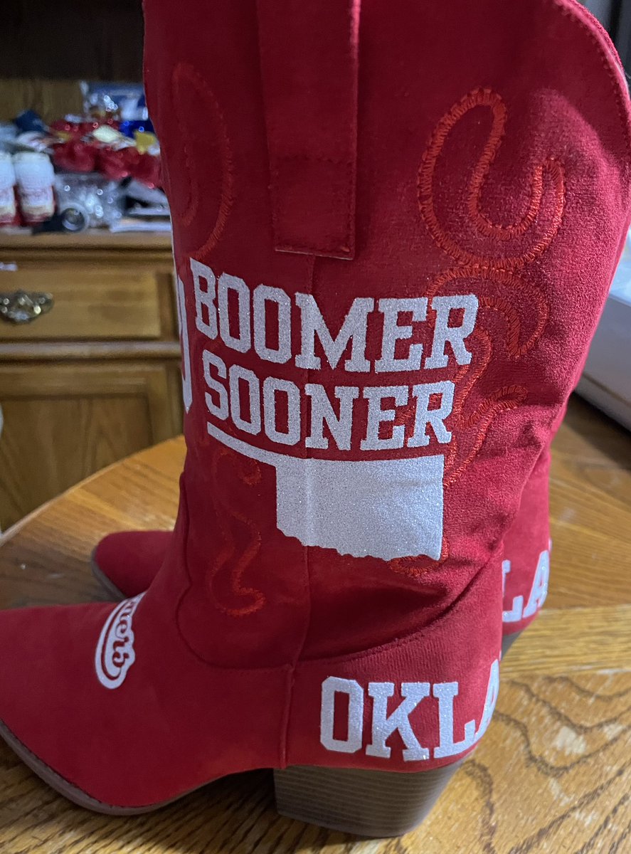 senoroukc's tweet image. Got back from AR &amp;amp; pulled an all-nighter to finish up Señora’s custom red OU 👢‼️

It’s been a whirlwind, but seeing it all come together for her, makes it worth it except I missed church this morning!

#Boots #CustomWork #NoSleep #Boomer #OUDNA #kcsooners #OUCKC #ThereIsOnlyOne