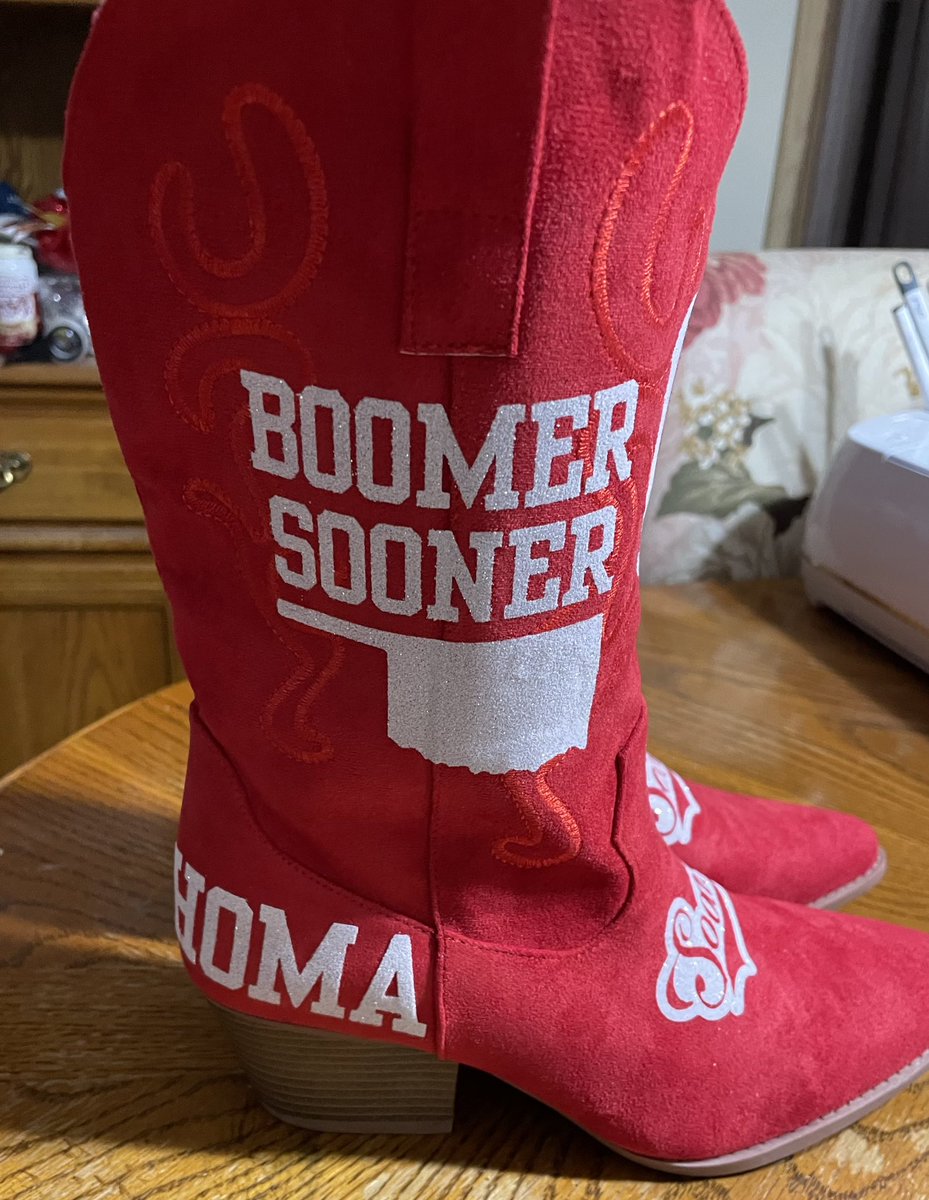 senoroukc's tweet image. Got back from AR &amp;amp; pulled an all-nighter to finish up Señora’s custom red OU 👢‼️

It’s been a whirlwind, but seeing it all come together for her, makes it worth it except I missed church this morning!

#Boots #CustomWork #NoSleep #Boomer #OUDNA #kcsooners #OUCKC #ThereIsOnlyOne