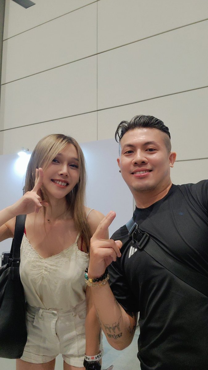 steven76118's tweet photo. 在2024成人展 巧遇股市女神😊
@Ada8zz @Ada_822 https://t.co/VkiPe2Vyil