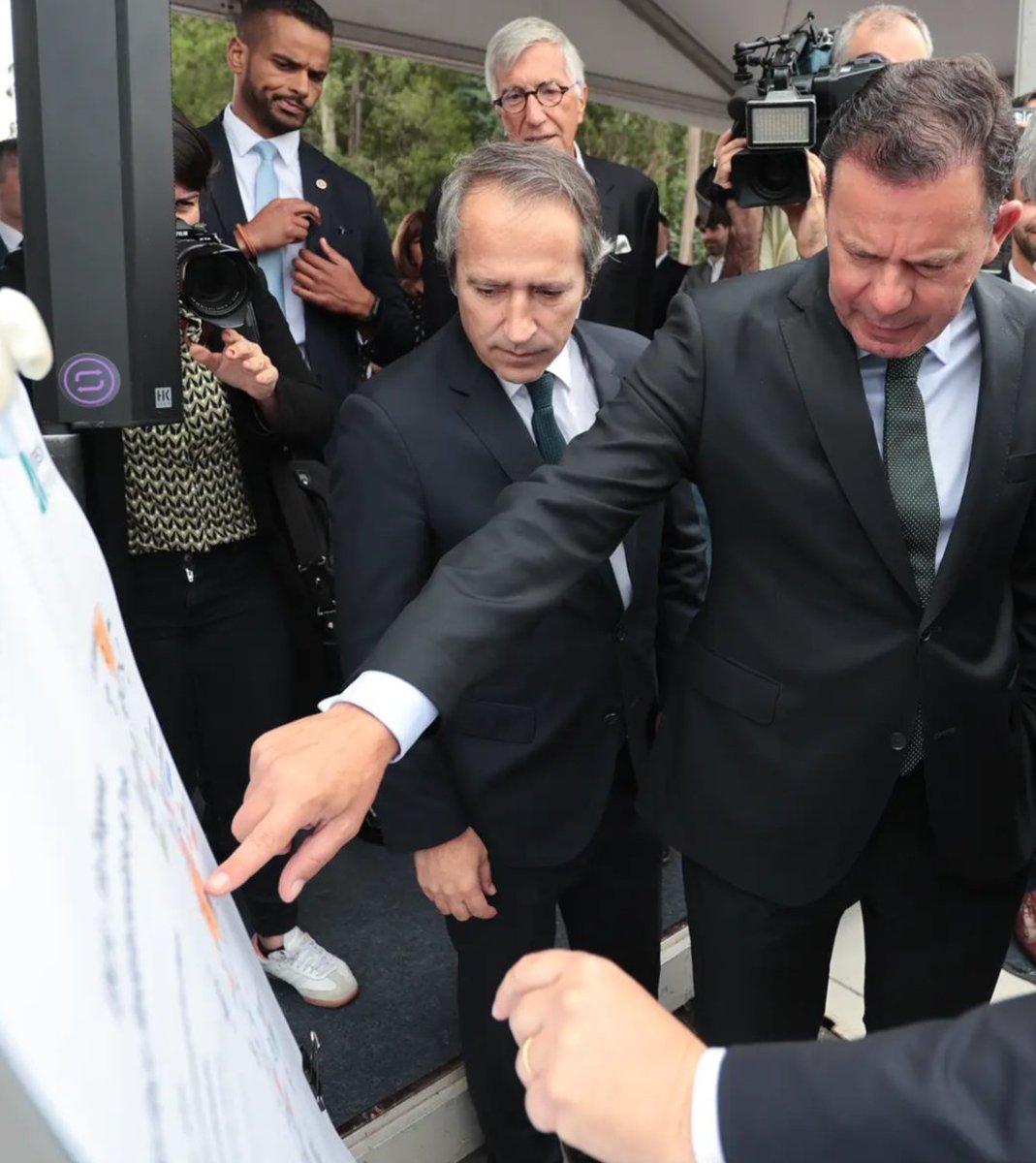 flanconapucara's tweet photo. O primeiro-ministro, Luís Montenegro, foi inaugurar hoje o velódromo de Sangalhos. O PM perguntou porque é que na data da inauguração está 2009.
#governodosLogitipos
#iuri
#PARIS2024 https://t.co/JmM9VJlkux