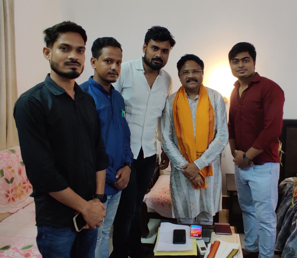 LeaderTapas's tweet photo. ମାନ୍ୟବର ବିଧାୟକ ଶ୍ରୀଯୁକ୍ତ ରୋହିତ ଯୋଶେଫ ତୀର୍କୀଙ୍କ ନିର୍ଦେଶ କର୍ମେ ବୀରମିତ୍ରପୁର ନିର୍ବାଚନ ମଣ୍ଡଳୀର ସ୍ୱାସ୍ଥ୍ୟ ବିଭାଗ ସମସ୍ୟା ବିଷୟରେ ରାଉରକେଲା ଗ୍ରସ୍ତରେ ଥିବା ସ୍ୱାସ୍ଥ୍ୟ ମନ୍ତ୍ରୀ @MahalingMukesh ଙ୍କ ସହ ସାକ୍ଷାତ କରି ଆଲୋଚନା କରିଥିଲୁ ଏବଂ ଦାବି ପତ୍ର ପ୍ରଦାନ କରିଲୁ l
@CMO_Odisha 
@HFWOdisha 
@DMSundargarh https://t.co/0Pn3Jb9wy2