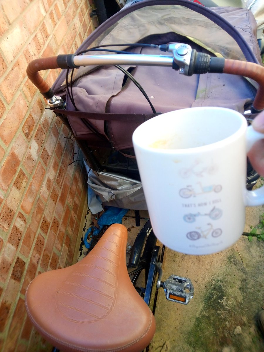 TallestTim's tweet photo. I can't remember who it was that designed and sold these mugs (something nudges me at @tricyclemayor and @BeyondBicycle, apols if not).

Still rocking it as my daily cup, but really want an unfaded replacement.. 

#beyondTheBicycle #ThatsHowIRoll https://t.co/0HbPIdGnMX