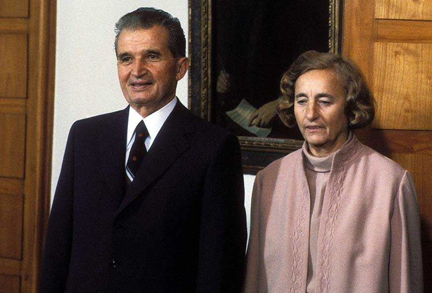Nicolae Ceaușescu gobernó durante más de 20 años a Rumanía con total autoritarismo. 

Un día, como si se tratase de un castillo de naipes, su dictadura cayó de la manera que nadie imaginaba. 

¿Podrá Nicolás Maduro tener el mismo final? 

Abro hilo. 🧵