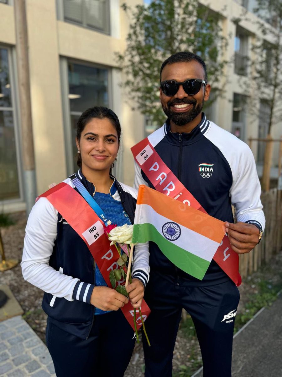 realmanubhaker's tweet photo. Proud to be India's flag-bearer alongside one of the nation's true sporting heroes @16Sreejesh ! Jai Hind 🇮🇳🫡

#Cheer4Bharat  #PARIS2024  #Olympics  #ClosingCeremony @WeAreTeamIndia https://t.co/32F4r6WYUp