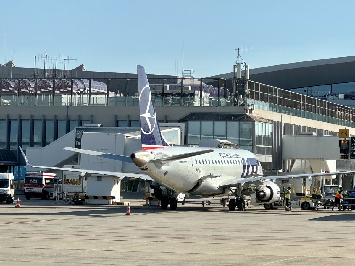 TodaysFlight's tweet photo. SP-LIL might seem lil, but it’s not the smallest #Embraer in LOT’s fleet. Flight #LO538 from #BUD to #WAW, operating as an all Y class flight. #EMB175 #avgeek #aviation https://t.co/C7uENfZysT