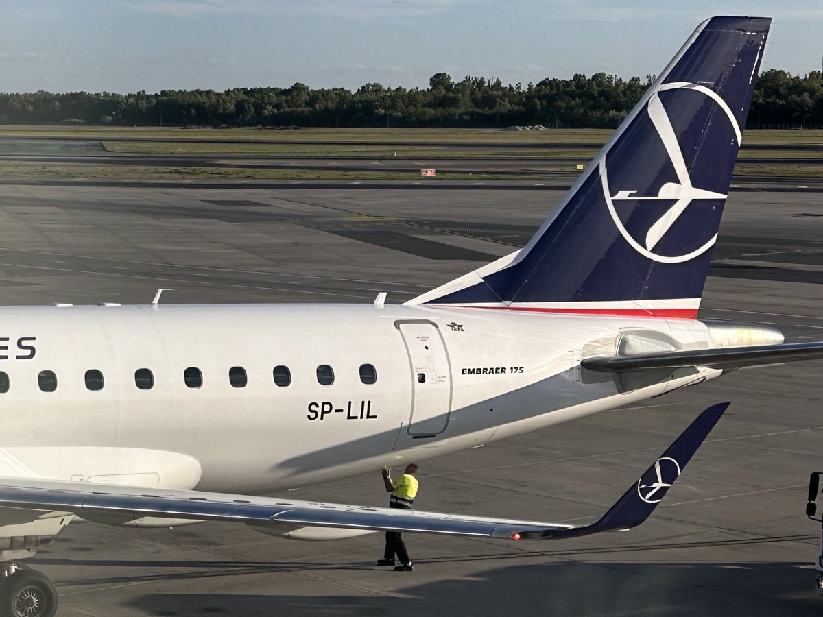 TodaysFlight's tweet photo. SP-LIL might seem lil, but it’s not the smallest #Embraer in LOT’s fleet. Flight #LO538 from #BUD to #WAW, operating as an all Y class flight. #EMB175 #avgeek #aviation https://t.co/C7uENfZysT
