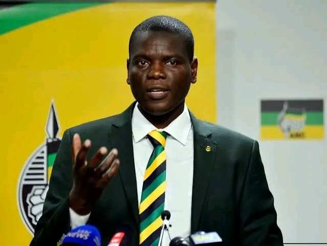 Nhleiks5's tweet photo. Apparently, he stole some RAF funds ,Akaboshwe!!!🤔 https://t.co/Tr5ZxZj3iM