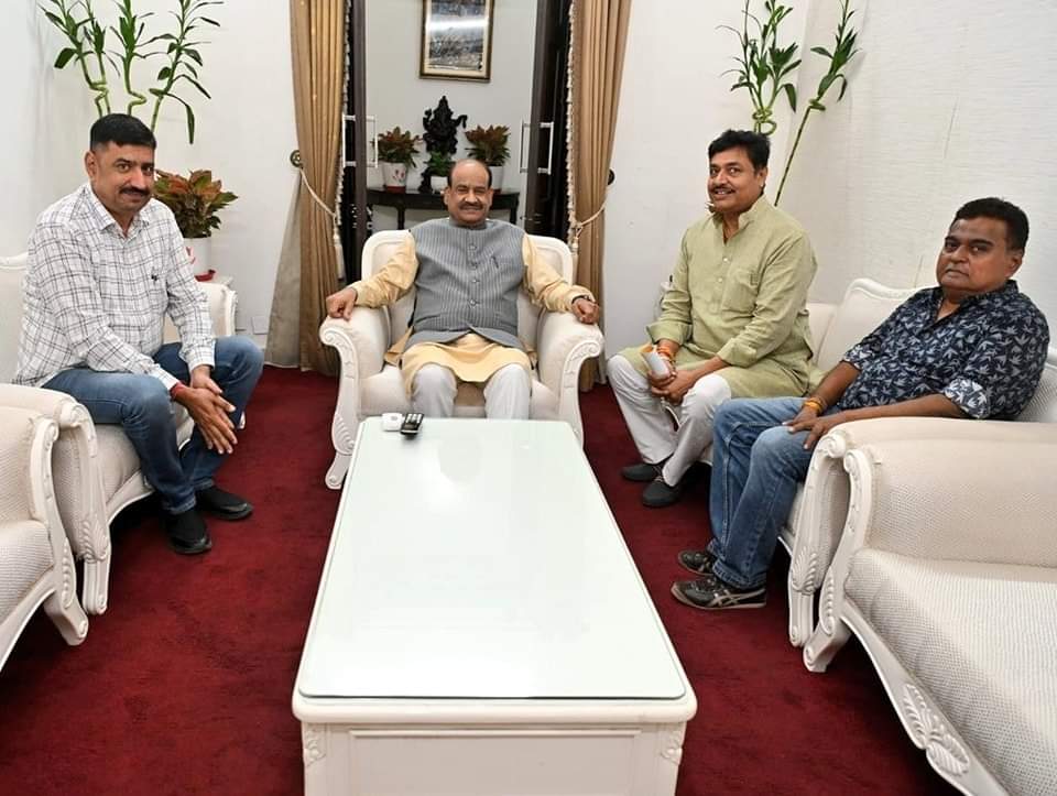 PanwarRawna's tweet photo. रावणा राजपूत समाज के प्रदेशाध्यक्ष रणजीतसिंह जी सोडाला ने आज दिल्ली में लोकसभा के माननीय अध्यक्ष आदरणीय श्री ओम बिड़ला जी से आत्मीय भेंट कर विभिन्न संगठनात्मक एवं सामाजिक विषयों पर चर्चा की।
@ombirlakota 
@RSodala 
@BJP4India 
@BJP4Rajasthan 
@loksabhaspeaker 
@BhajanlalBjp https://t.co/JAvSptUeE6