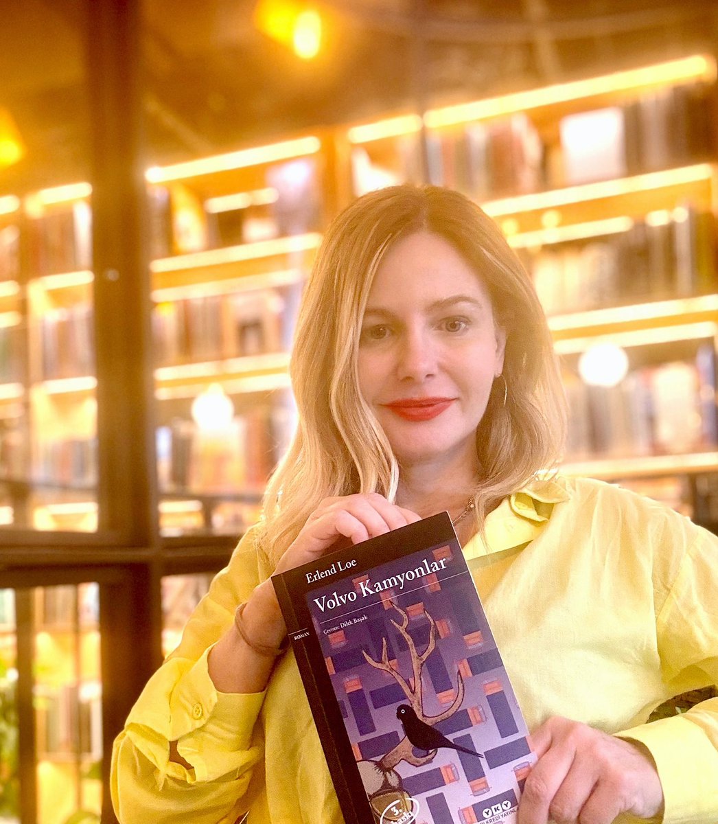 “ İnsanın insanı olan ihtiyacı dışında her şey hikaye.” 

Bu Pazar üçlü serinin ikinci kitabı Volvo Kamyonlar’ı okuyorum. İlki Doppler’di. Yorumun devamı Instagram’da. Klasik Pazar sorumu sorayım : Siz ne okuyorsunuz?