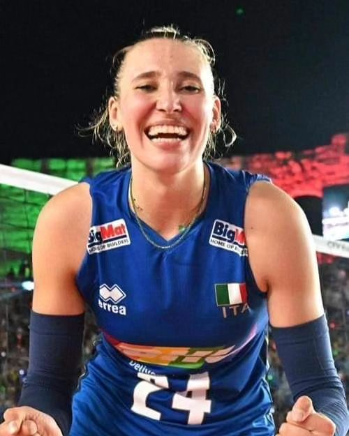 GiorgiaSalvagn1's tweet photo. Nelle pagliaccesche olimpiadi di Parigi, dove la Russia è stata esclusa per motivi che esulano dallo Sport, l'Italia femminile della pallavolo ha vinto la medaglia d'oro.

Una delle protagoniste è stata Kate Antropova, russa naturalizzata italiana.

I media si guardano bene dal sottolinearlo, meglio utilizzare la Egonu in copertina, perché lo sport a lorsignori non interessa, l'importante è solo la becera propaganda.