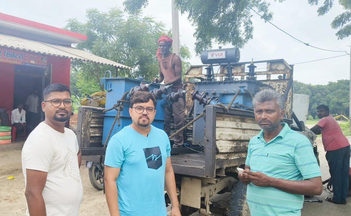 EWCKAUSHAMBI's tweet photo. जनपद कौशांबी में जले हुए ट्रांसफार्मर को बदलने के कार्य का अवर अभियंता द्वारा साईट पे निरीक्षण
किया गया। https://t.co/gySlQu0AiE