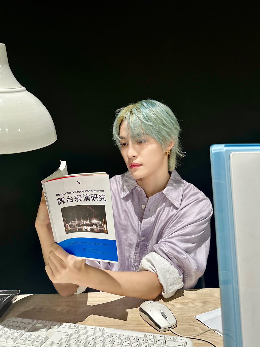 WayV_official's tweet photo. 😏🧾Are you fooled by me

 #YANGYANG #扬扬 #양양 
#WhosTheCriminal #谁是幕后黑手
#WayV #威神V #ONTHEWay #CONCERT https://t.co/PLOa1LYeuX