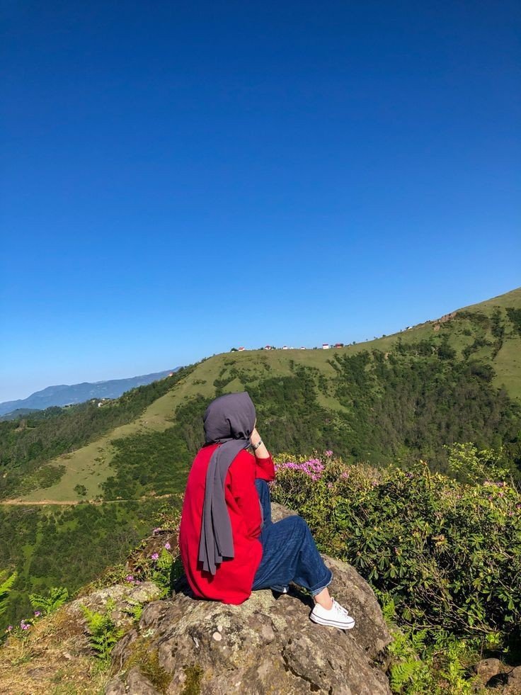Liya10's tweet photo. Alone Girl..... https://t.co/QoBHPznL8a