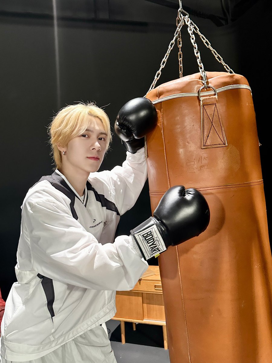 WayV_official's tweet photo. 🚦💡I’m sorry, look, I’m busy (fixing lights) I ain’t trying to offend 

#HENDERY #黄冠亨 #헨드리 
#WhosTheCriminal #谁是幕后黑手
#WayV #威神V #ONTHEWay #CONCERT https://t.co/OZhu8VTdD2