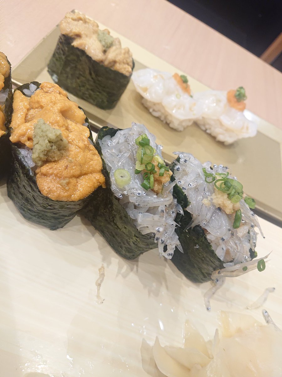 tottoko85's tweet photo. 美登利寿司30分も待ったから豪遊したった！！

美味しかったけどこれは生しらすではない気がした。。 https://t.co/fdx1DqJRPP