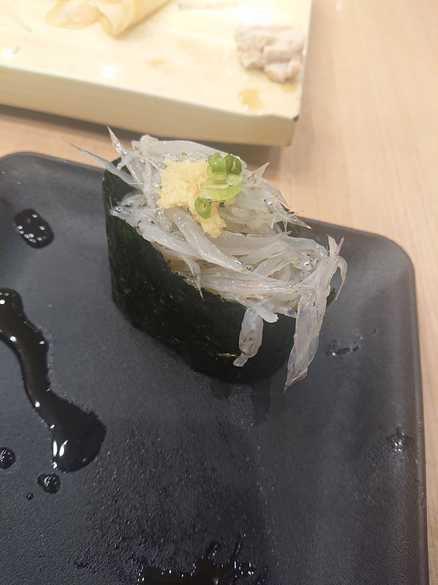tottoko85's tweet photo. 美登利寿司30分も待ったから豪遊したった！！

美味しかったけどこれは生しらすではない気がした。。 https://t.co/fdx1DqJRPP