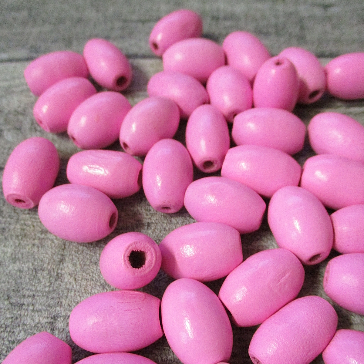 Diese ovalen Perlen sind aus Holz. Sie haben ein extra großes Fädelloch und sind #hellrosa gefärbt. Die #Holzperlen eignen sich wunderbar für Ketten, Armbänder oder Windspiele...

mondspinne.de/produkt/holzpe…