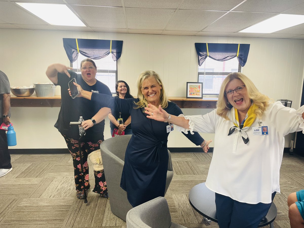 mdavidtrue's tweet image. Thank you to Treela and her team in helping create a student maker space and library for our students at @LewisvilleISD Student Success Center. 

Thank you to @loridrapp @ProznikForLISD @KatherineLISD for visiting our campus to help make this moment special.