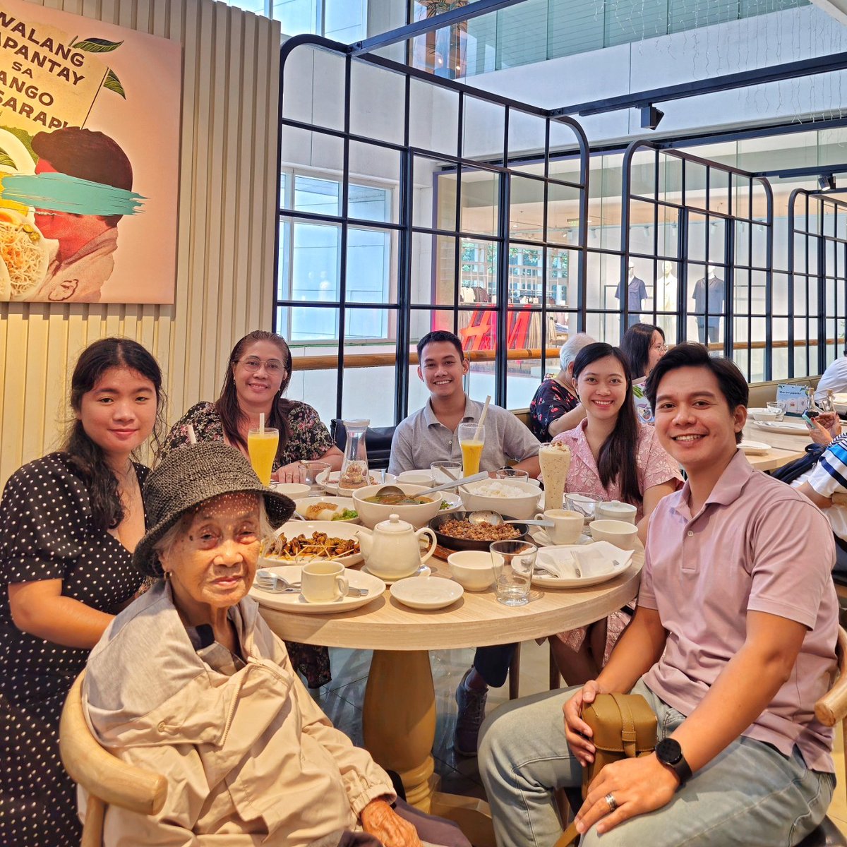RodenCLongcop's tweet photo. Thanks sa masayang family day! I love you, my fam! 😘 Dapat walang escalations while I'm away. Less than 2 months lang naman. Haha 🇺🇸

#familyday #familytime #family #love #lunchdate https://t.co/fj3XKrqJLp
