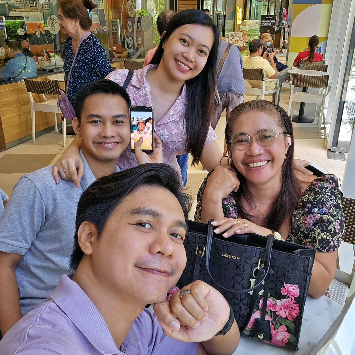 RodenCLongcop's tweet photo. Thanks sa masayang family day! I love you, my fam! 😘 Dapat walang escalations while I'm away. Less than 2 months lang naman. Haha 🇺🇸

#familyday #familytime #family #love #lunchdate https://t.co/fj3XKrqJLp