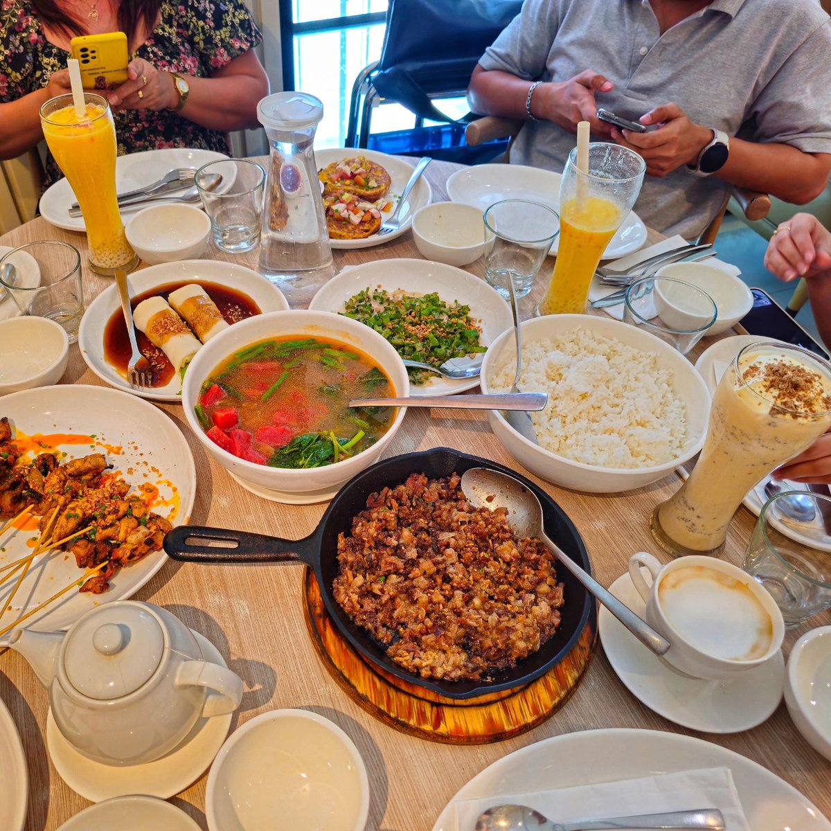 RodenCLongcop's tweet photo. Thanks sa masayang family day! I love you, my fam! 😘 Dapat walang escalations while I'm away. Less than 2 months lang naman. Haha 🇺🇸

#familyday #familytime #family #love #lunchdate https://t.co/fj3XKrqJLp