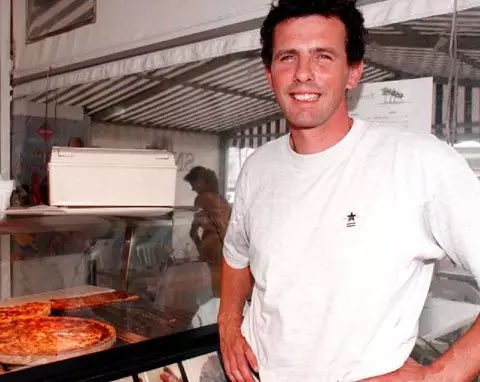 pEggYon's tweet photo. ☺️ Il s’appelait Pierre Quinon
Il vendait les meilleurs poulets rôtis de Hyeres 
Pierre Quinon a été un sportif 🇫🇷 exceptionnel, médaillé olympique le 8 août 1984 à Los Angeles. Il y décroche la médaille d’or au saut à la perche
Il s’est tué le 17 août 2011 
#JeuxOlympiques https://t.co/fcOsyp0hPa
