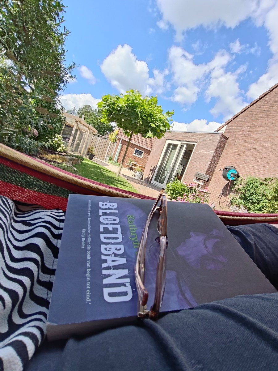 Honnevon's tweet image. Na boodschappen, wandelen met de hond en daarna een bezoekje aan de kringloop voor een leesboek lig ik eindelijk in de #hangmat. Muziekje op de achtergrond en worden mijn ogen eigenlijk ook een beetje zwaar ☺️🙈🥱. #lazysunday