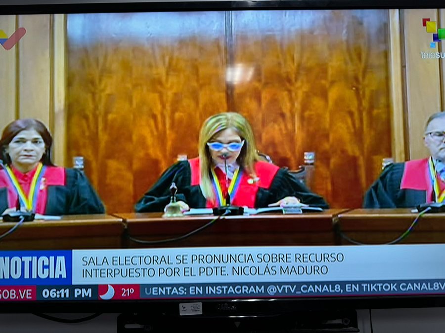 El nuevo show de los Maricorinos será reunirse en una plaza, el 17 de Agosto, para mostrar sus presuntas actas "impresas".
Un acta electoral mostrada en una plaza vale lo mismo que mostrar papel higiénico.
Donde tienen valor probatorio es en el TSJ, lo demás es payasada.