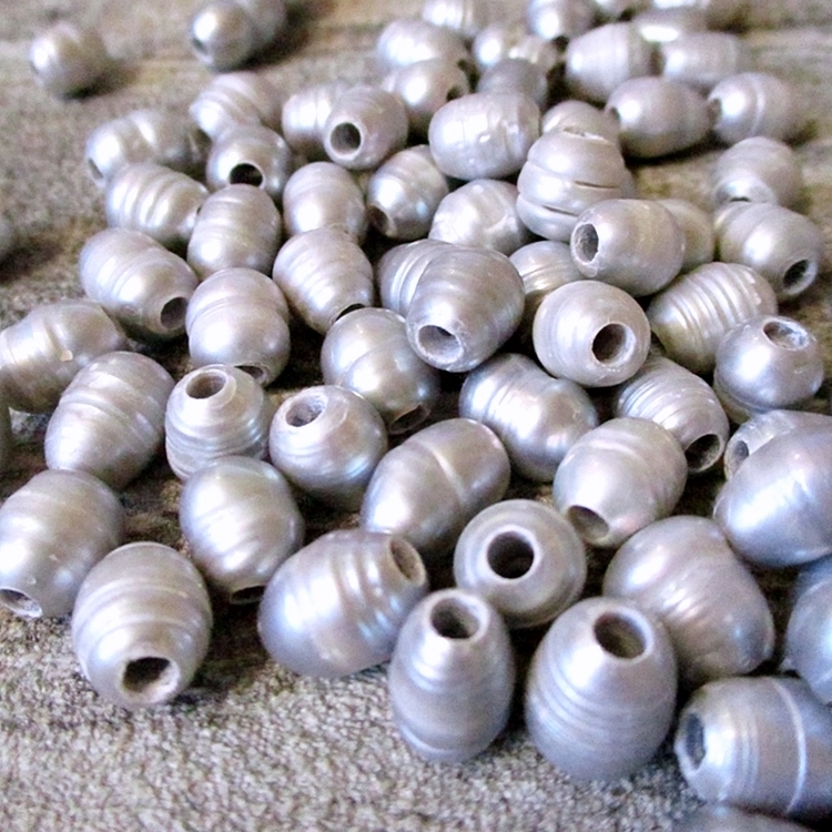 Diese Süßwasserzuchtperlen sind hellgrau! Sie haben einen schönen Glanz und eine unebene Oberfläche. Dadurch sieht jede Perle anders aus. Die Perlen haben ein großes Fädelloch und können u.a. für Ketten, Armbänder oder Schlüsselanhänger verwendet werden.

mondspinne.de/produkt/1-sues…