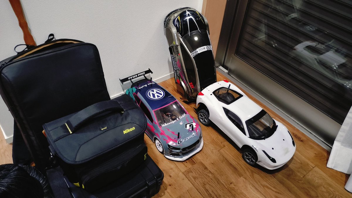 airacomet_p59rc's tweet photo. 明日は英田でXV01遊びしてきます。
タミヤ勢はブラシモーターなので、FFにGTチューンを載っけてみた。ロングダンパー+ラリーブロックでどんな風に走れるか楽しみ!
もちろんFFちゃんも帯同。
カローラはリアスポ付けてるところがもげちゃったのでシューグーの刑に処し中。
#tamiya
#ff03pro
#xv01 https://t.co/yWBrBc1Hs3