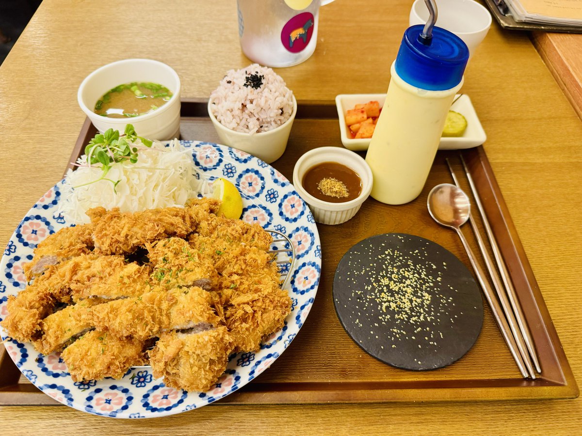 Astra_Dinner's tweet photo. [서울/샤로수길] 가츠가게 스페셜돈가츠
200그램이 좀 넘는 양이라 무난하게 잘 튀긴 돼지고기 많이 먹고 싶으면 가볼만하지 않나 생각함. 전반적으로 소스들이 좀 달달하다고 생각하고 같이 내주는 소금이 맛있다. https://t.co/7yvvud4x5e
