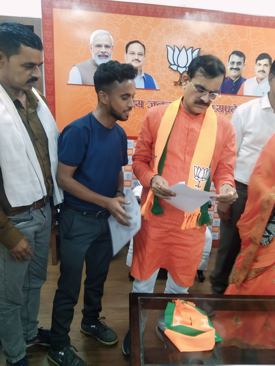 msvarg3's tweet photo. आज पुनः बीजेपी प्रदेश अध्यक्ष एवं सांसद माननीय श्री  @ VD Sharma जी एवं Govind Singh Rajput जी को #प्राथमिक_शिक्षक_भर्ती_2020 की प्रमुख मांगों को लेकर #प्रदेश_कार्���ालय भोपाल में ज्ञापन दिया।
@vdsharmabjp @govinds_R @DrMohanYadav51 @udaypratapmp https://t.co/SUUlv3iFG9