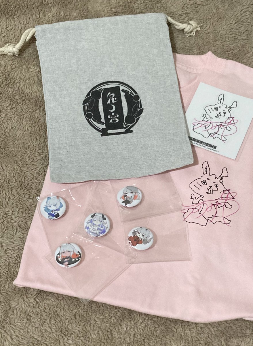 ring_o_ap's tweet photo. グッズ全部届いた‼️‼️

・ #UN4 のTシャツ
・神の手から生まれた兎ノ宮Tシャツ・ステッカー
・巾着
・缶バッチ歌みた5種
・スマホケース
・アクキー

全部愛します💓 https://t.co/tlUGry6oJU
