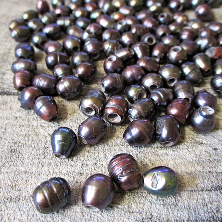 Diese außergewöhnlichen #Perlen messen 8-12 mm in der Länge. Sie sind oval, unterschiedlich groß und dick. Sie haben raue Stellen und Rillen. Die Perlen schimmern dunkelgrau-bunt. Die edlen Perlen können für Ketten oder für Applikationen verwendet werden.
mondspinne.de/produkt/1-sues…