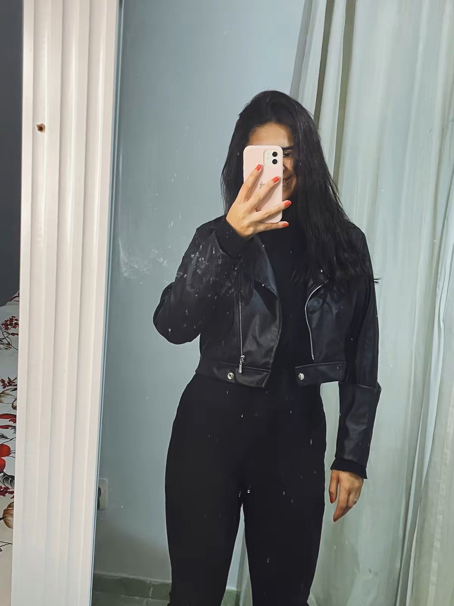 karlafernandex's tweet photo. 🌧️🖤 https://t.co/7uRgauIAKj