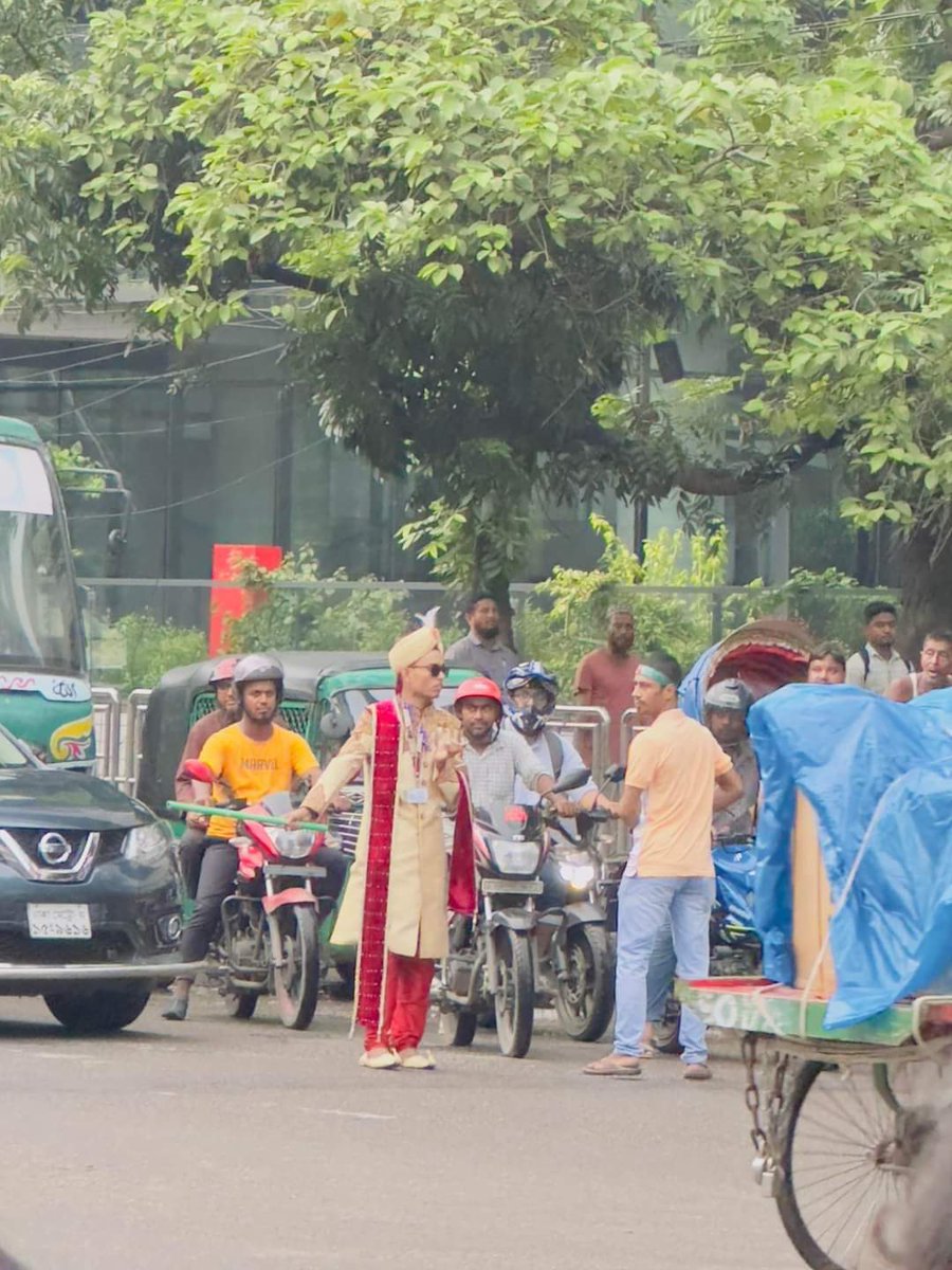 TuhinShihab's tweet photo. We all know, jn the absence of Traffic police, general people have taken the responsibility of traffic. But this? 😆 https://t.co/JdkLtlZkub