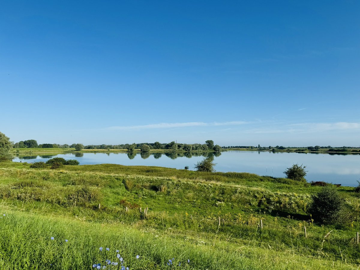 scherders_l's tweet photo. Vandaag begonnen aan een wandelpad #streekpadnijmegen Onder warme condities 1st Etappe gelopen #Nijmegen #Deest Tijdens de etappe geluisterd naar verslag van de prachtige overwinning van #siffanhassan compenseerde een beetje deze mindere etappe. https://t.co/m2dUIsHIXu