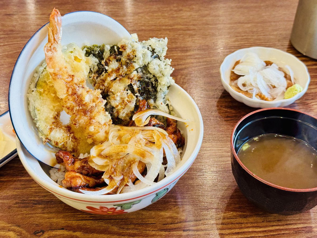 Astra_Dinner's tweet photo. [충북혁신도시] 저스트텐동 충북혁신점 닭목살덮밥 +연어장
터미널 부근이라 버스 타기 전에 빠르게 한 끼 때우기 무난한 곳. 튀김 먹을만하게 잘 튀겼고 닭목살 맵다고 하는데 매운 거 못 먹는 사람도 무난하게 먹을 수 있는 맵기. 연어장은 평범. https://t.co/ieOdcjsjAw