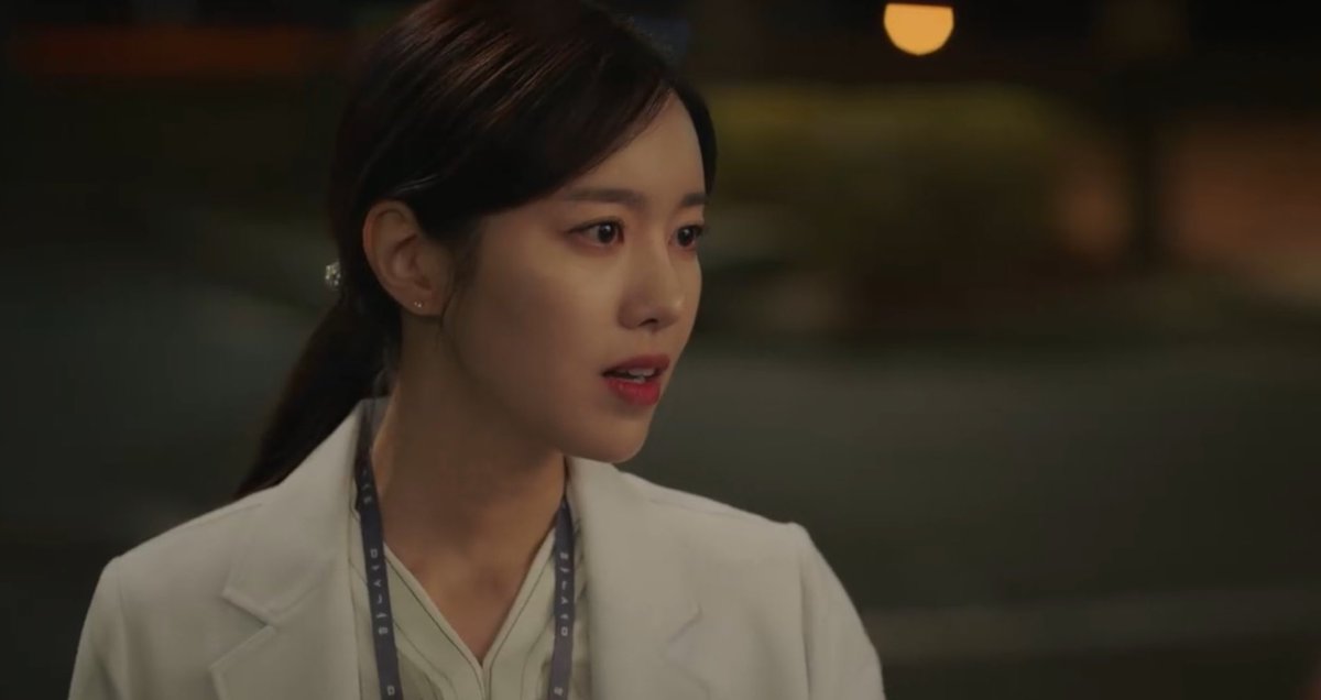 daisy_dramas's tweet photo. I really don't want a love triangle like this because we already have one with that senior doctor plus IDK how to explain but Shin falling for his doctor is just not right it's different in Goon's case
#BadMemoryEraser #BadMemoryEraserEp4 #KimJaeJoong #LeeJongWon #JinSeYeon https://t.co/Z83u715Dtg