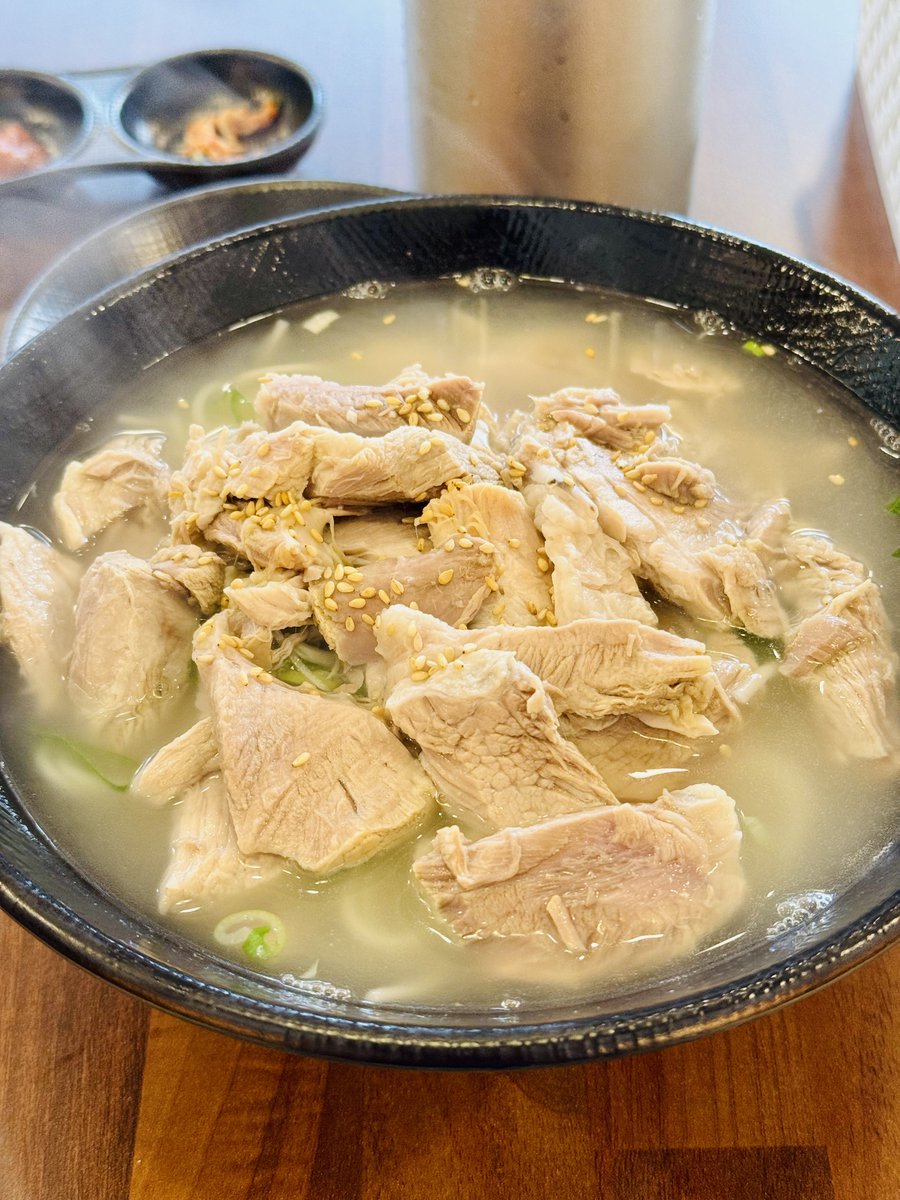 Astra_Dinner's tweet photo. [충북혁신도시] 제주올래고기국수 고기국수 곱빼기
가격이 싸고(곱빼기 만원) 고기가 엄청 많이 들어간데다 고기가 부드러워서 좋았다. 터미널 근처라서 버스 타기 전에 한 끼 빠르게 해결하기 좋은 곳. https://t.co/PPniw3CZ8o