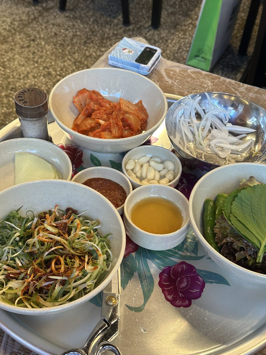 mukjalee's tweet photo. 📍전포 냉삼집

물부터 보리차 주는게 이미 근본넘침ㅋㅋ 반찬 다 맛있는데 김치가 묵은지 너낌으로 개미친놈임 ㅠ 고기도 도톰하고 존맛 ㅠㅠ 땡초 비빔국수에 고기 얹어먹으면 걍 술이 술술... 화장실도 깨끗하고 직원분덜 친절하심!!! 추천추천~! https://t.co/4e2pt8LbK9
