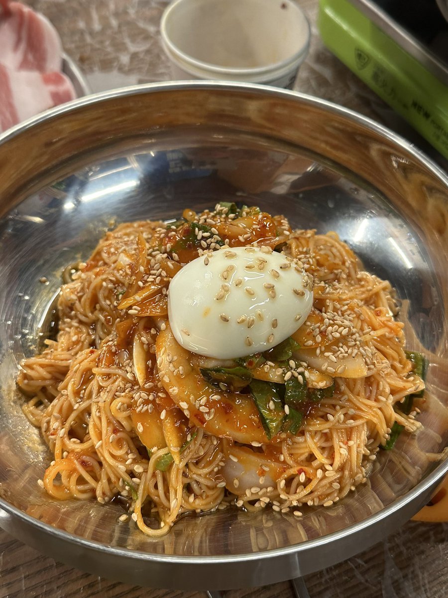 mukjalee's tweet photo. 📍전포 냉삼집

물부터 보리차 주는게 이미 근본넘침ㅋㅋ 반찬 다 맛있는데 김치가 묵은지 너낌으로 개미친놈임 ㅠ 고기도 도톰하고 존맛 ㅠㅠ 땡초 비빔국수에 고기 얹어먹으면 걍 술이 술술... 화장실도 깨끗하고 직원분덜 친절하심!!! 추천추천~! https://t.co/4e2pt8LbK9