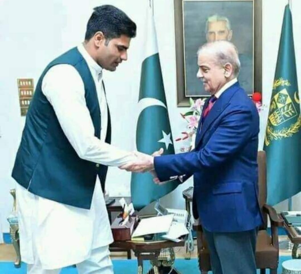 yasir3F_k's tweet photo. یوتھیئوں کو تتے توے بیٹھا کر پر ببلی ڈانس کروانے کے لیے یہ تصویر ہی کافی ہے ۔ https://t.co/goFIh6tCks