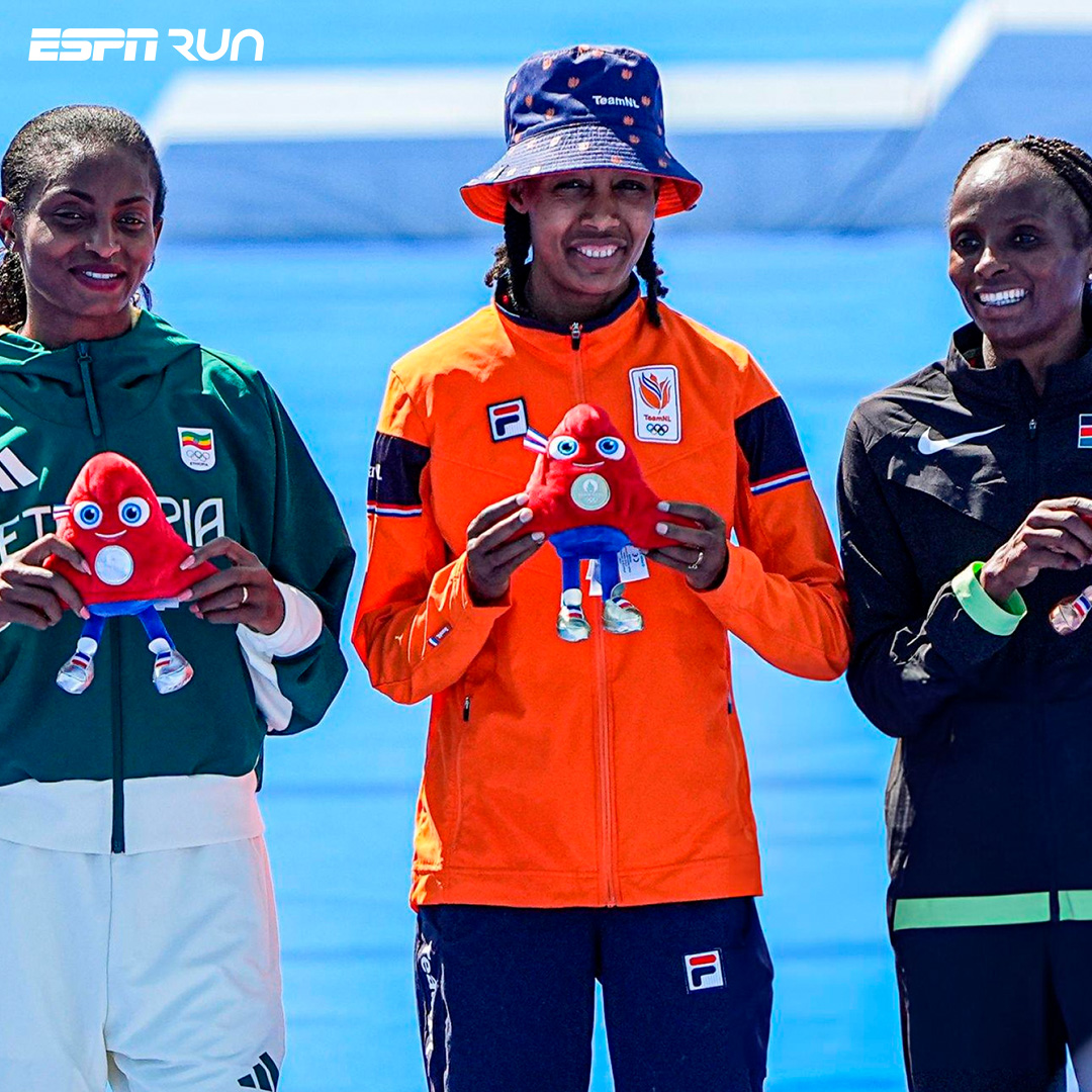 ESPNRun's tweet photo. Tres campeonas en el podio de #Paris2024 🏃♀🏅
Sifan #Hassan, Tigist #Assefa y Hellen #Obiri 👏
#ESPNRun https://t.co/Bc1Req07QZ