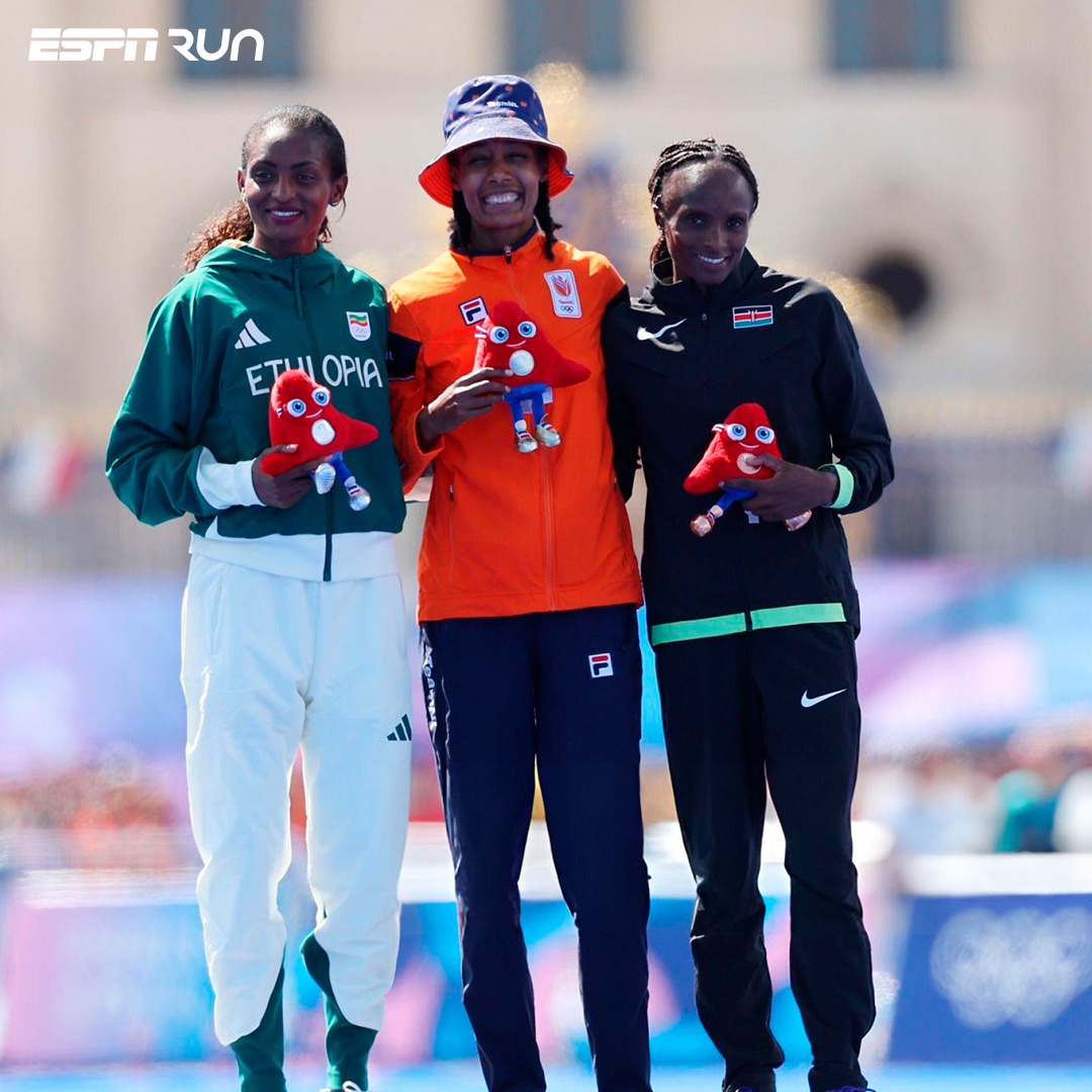 ESPNRun's tweet photo. Tres campeonas en el podio de #Paris2024 🏃♀🏅
Sifan #Hassan, Tigist #Assefa y Hellen #Obiri 👏
#ESPNRun https://t.co/Bc1Req07QZ