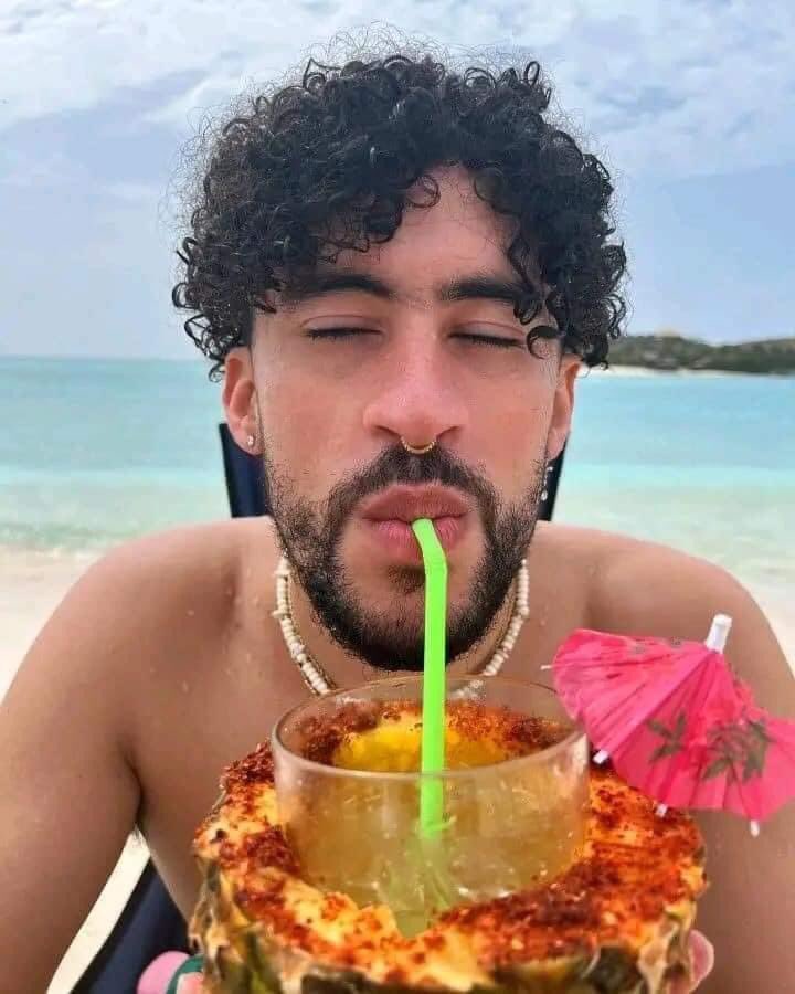 badbunnytwetts's tweet photo. X:No se puede extrañar tanto un verano...
El verano: https://t.co/BgpV6kNwKW