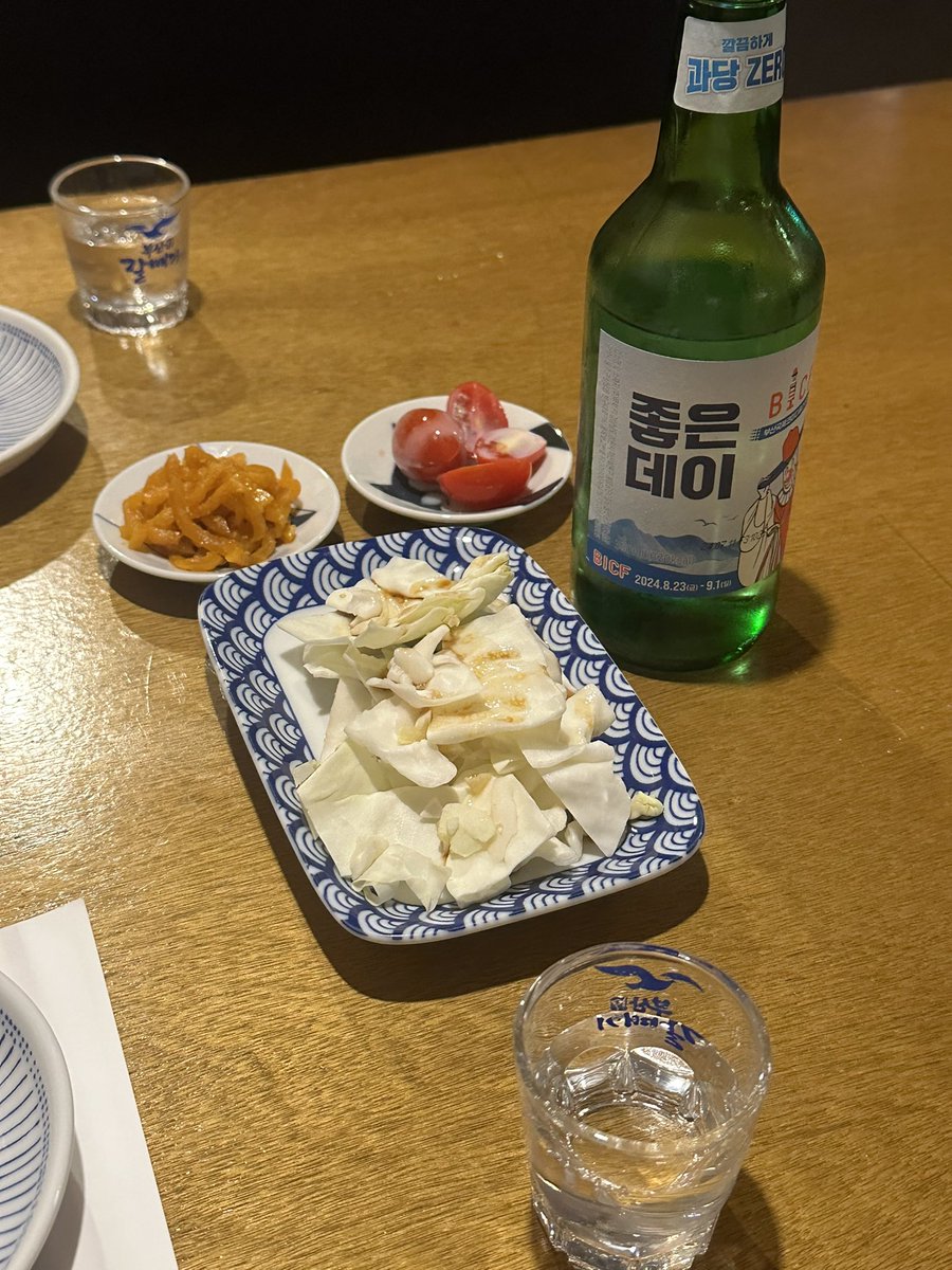 mukjalee's tweet photo. 📍전포 히토우

두번째 방문인 곳! 오꼬노미야끼 처돌이로써 이집 인정합니다ㅠ 다찌석에 앉으면 철판에 올려주시는데 사진은 거기가 더 잘나오는듯... 빙수 먹을까 말까 고민중이었는데 센스있게 서비스로 주심 ㅠ 그래서 어쩔수 없이 소주 한병 추가 햇다네요... 빙수 폴라포 맛남!!! 맛도리 ㅋ https://t.co/CYZMuvuJKM