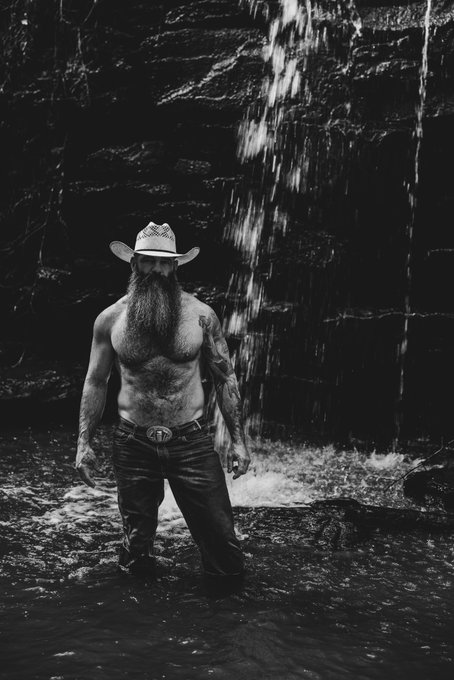 First time I’ve ever paid someone to take pictures of me.  Would like to do it again. https://t.co/XpsvnXWh4K
